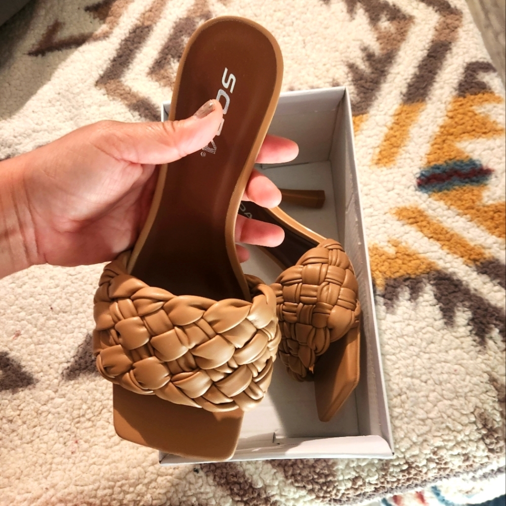 Heels brand soda, size 8